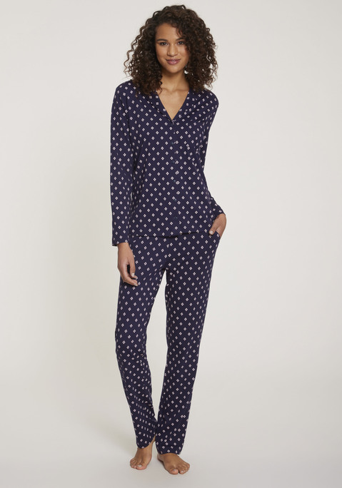 Bild: Pyjama von s.Oliver: Klassisch geschnittener Pyjama von s.Oliver mit Print. Langarmshirt mit Reverskragen, Knopfleiste und Brusttasche. Hose mit elastischem Tunnelzugbund und Eingrifftaschen. Angenehm zu tragender Single-Jersey.