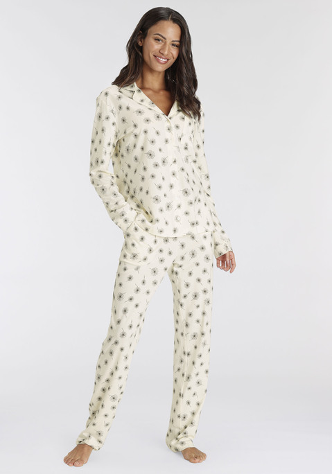 Bild: Pyjama von s.Oliver: Klassischer Pyjama mit allover Print, Reverskragen, aufgesetzter Brusttasche und durchgehender Knopfleiste. Lange Hose mit seitlichen Eingriffstaschen und Tunnelzugbund. Angenehme Qualität aus  50% Baumwolle, 50% Viskose .
