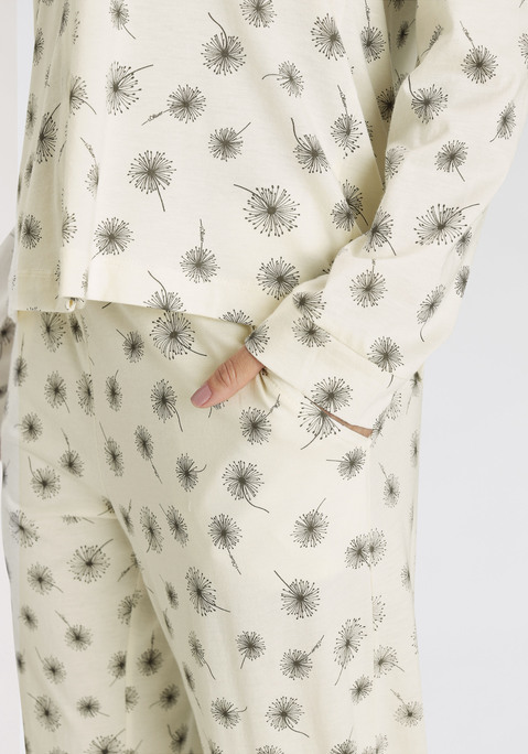 Bild: Pyjama von s.Oliver: Klassischer Pyjama mit allover Print, Reverskragen, aufgesetzter Brusttasche und durchgehender Knopfleiste. Lange Hose mit seitlichen Eingriffstaschen und Tunnelzugbund. Angenehme Qualität aus  50% Baumwolle, 50% Viskose .