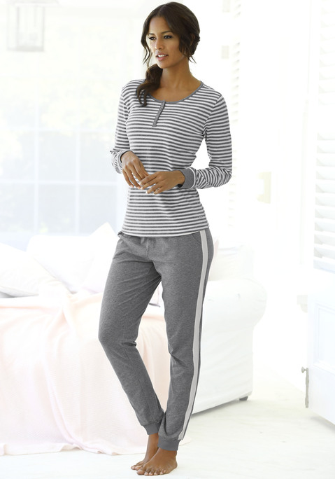 Bild: Pyjama von s.Oliver: Gestreiftes Pyjamaoberteil mit Rundhalsausschnitt. Pyjamahose mit Seitenstreifen und Tunnelzugband. Angenehme Baumwollmischqualität.