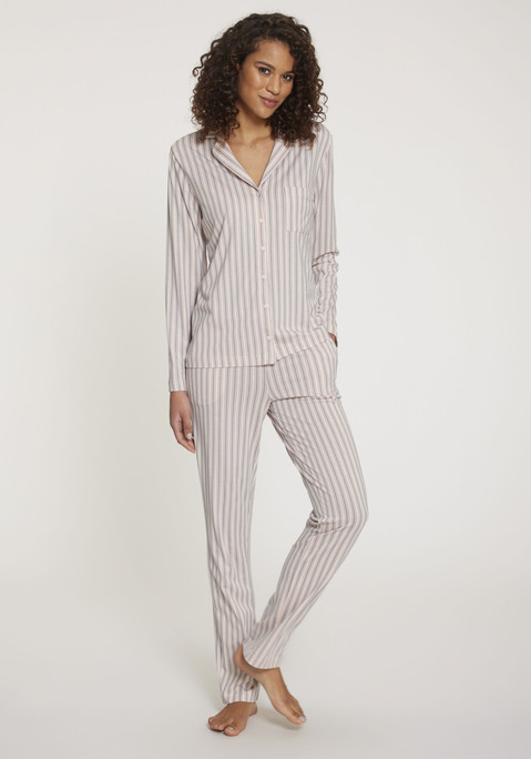 Bild: Pyjama von s.Oliver: Klassisch geschnittener Pyjama von s.Oliver mit Print. Langarmshirt mit Reverskragen, Knopfleiste und Brusttasche. Hose mit elastischem Tunnelzugbund und Eingrifftaschen. Angenehm zu tragender Single-Jersey.