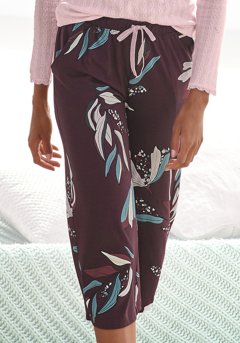 Bild: Pyjamahose von s.Oliver: Schlafculotte mit allover Print und ausgestelltem Bein. Seitliche Eingriffstaschen und elastischer Gummibund. Angenehme Baumwoll-Viskosequalität.