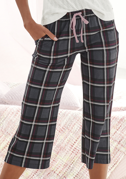 Bild: Pyjamahose von s.Oliver: Schlafculotte mit allover Print und ausgestelltem Bein. Seitliche Eingriffstaschen und elastischer Gummibund. Angenehme Baumwoll-Viskosequalität.