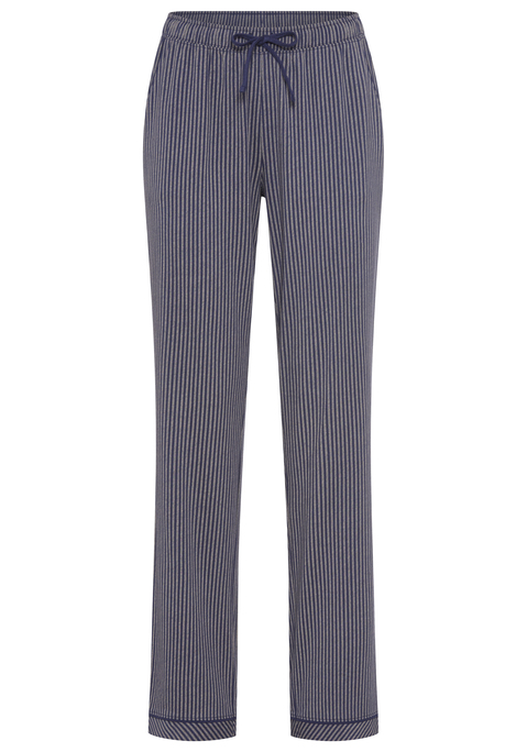 Bild: Pyjamahose von s.Oliver: Klassische Pyjamahose von s.Oliver. Mit Kontrastpaspel am Saum vom weitem Bein, seitlichen Eingrifftaschen und elastischem Tunnelzugbund. Weiche Single-Jersey-Qualität aus 50% Baumwolle, 50% Viskose.