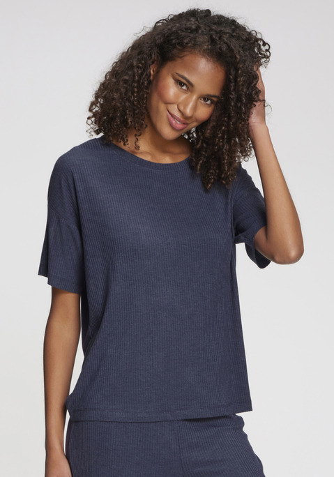 Bild: Pyjamaoberteil von s.Oliver: Komfortables T-Shirt von s.Oliver. Mit überschnittenen Schultern und klassischem Rundhalsausschnitt. Rippware aus elastischer Viskose.