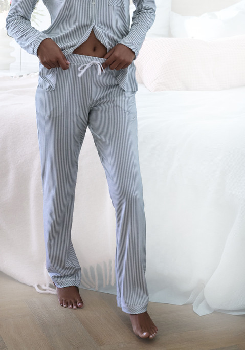 Bild: Pyjamahose von s.Oliver: Klassische Pyjamahose von s.Oliver. Mit Kontrastpaspel am Saum vom weitem Bein, seitlichen Eingrifftaschen und elastischem Tunnelzugbund. Weiche Single-Jersey-Qualität aus 50% Baumwolle, 50% Viskose.