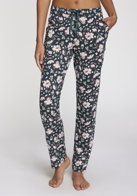 Bild: Pyjamahose von s.Oliver: Schicke Pyjamahose von s.Oliver mit schönem Allovermuster. Gerades Bein und Gummizugbund mit Bindeband. Eingrifftaschen für Bequemlichkeit. Ideal für Sleepwear. Angenehme Materialmischung aus Baumwolle und Viskose in Single-Jersey-Qualität.