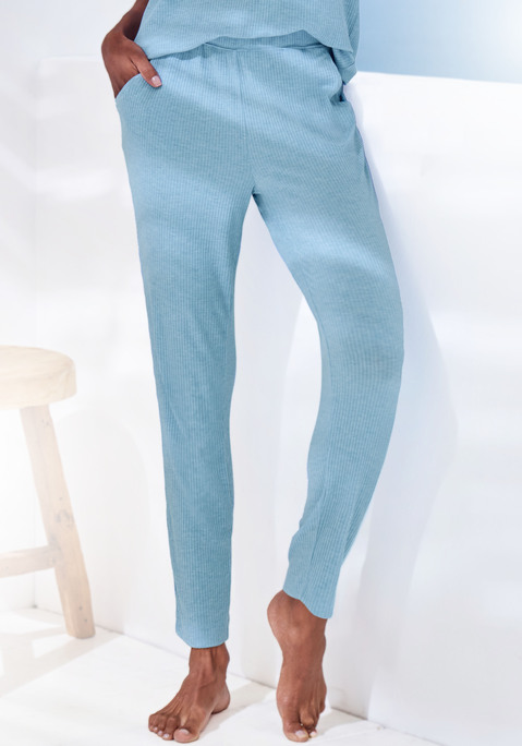Bild: Pyjamahose von s.Oliver: Lange Schlafhose von s.Oliver. Trageangenehme Rippware. Unifarben. Elastischer Bund und Eingrifftaschen. Schmales gerades Bein. Weiche Viskose-Mix-Qualität in 4x4 Rippe