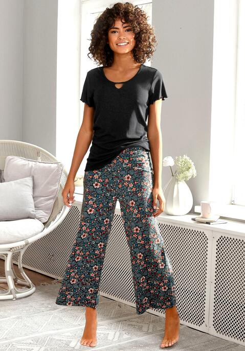 Bild: Pyjamaoberteil von s.Oliver: Kurzärmeliges Schlafshirt mit gekräuselten Säumen. Rundhalsausschnitt mit paspelierten Kanten und kleinem cutout. Taillierte Passform in Rippoptik. Angenehme Polyester-Viskosequalität.