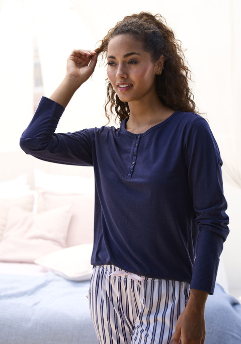 Bild: Pyjamaoberteil von s.Oliver: Langarmshirt von s.Oliver. Rundhalsausschnitt mir kurzer Knopfleiste. Legere Weite. Ideal als Homewear. Trageangenehmer Baumwoll-Viskose-Mix.