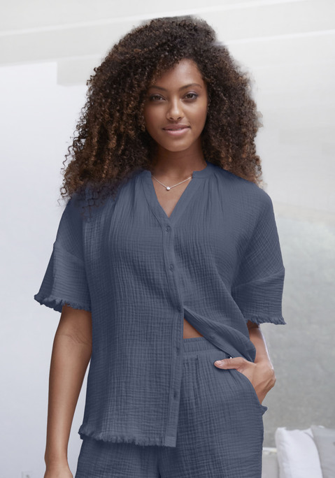 Bild: Pyjamaoberteil von s.Oliver: Pyjamashirt von s.Oliver. Bequemer, lockerer Schnitt mit V-Ausschnitt, weiten kurzen Ärmeln und durchgehender Knopfleiste. Vielseitig kombinierbar. Schöne, weiche Musselin-Qualität aus Baumwolle.