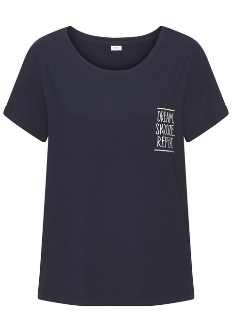 Bild: Pyjamaoberteil von s.Oliver: Hübsches T-Shirt von s.Oliver mit kurzen Ärmeln mit kleinem Aufschlag. Auffälliger Schriftzug vorn. Aus einer weichen Viskose-Baumwoll-Mischung.
