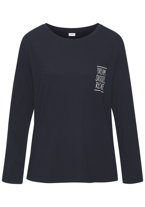 Bild: Pyjamaoberteil von s.Oliver: Langarmshirt von s.Oliver mit Schriftzug vorn. Rundhalsausschnitt und loose fit Passform. Aus einer trageangenehmen Baumwoll-Viskose-Mischung.