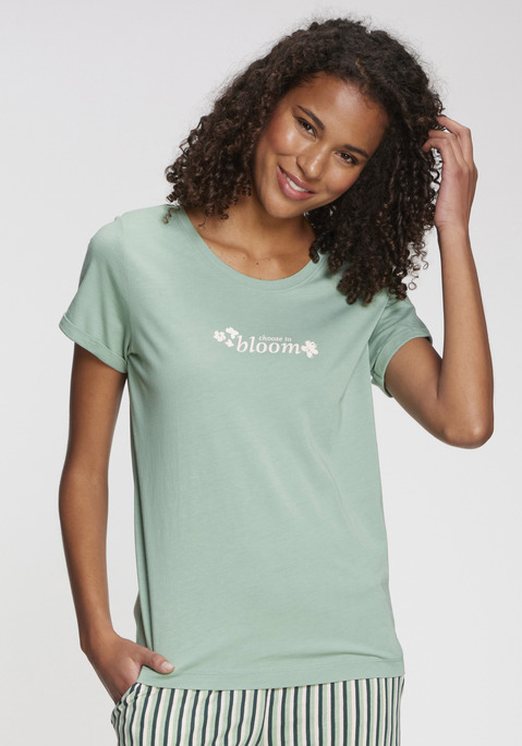 Bild: Pyjamaoberteil von s.Oliver: Attraktives Schlaf-T-Shirt  von s.Oliver mit kleinem Print auf der Vorderseite und klassischem Rundhalsausschnitt. Schöne Basic-Passform, ideal für erholsamen Schlaf. Hoher Tragekomfort dank angenehmem Single-Jersey in Baumwoll-Viskose-Qualität.