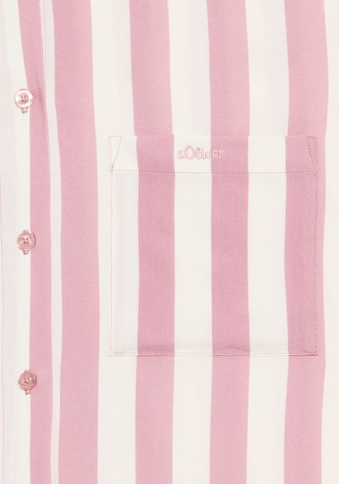 Bild: Pyjamaoberteil von s.Oliver: Komfortables, langes Pyjamaoberteil von s.Oliver mit Reverskragen und überschnittenen Schultern. Mit durchgehender Knopfleiste und aufgesetzter Brusttasche. Elastischer Ärmelsaum. Bequeme Webware aus reiner Viskose.