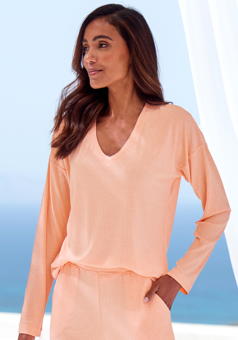 Bild: Pyjamaoberteil von s.Oliver: Pyjama-Langarmshirt aus weichem Rippmaterial von s.Oliver. Mit V-Ausschnitt. Überschnittene Schultern, lange Ärmel. In legerer Weite. Weicher Viskose-Mix-Qualität in 4x4 Rippe.
