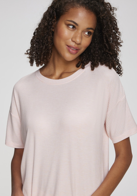 Bild: Pyjamaoberteil von s.Oliver: Komfortables T-Shirt von s.Oliver. Mit überschnittenen Schultern und klassischem Rundhalsausschnitt. Rippware aus elastischer Viskose.