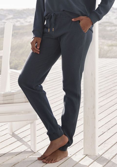 Bild: Relaxhose von s.Oliver: Sweatpants von s.Oliver. Dehnbund mit Tunnelzug. Seitliche Eingrifftaschen. Schmale Passform. Weiche Baumwollware in Rippstruktur.