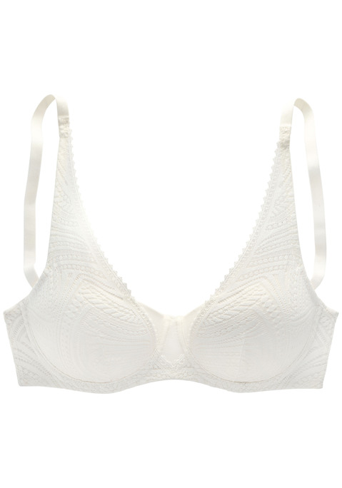 Bild: Schalen-BH von s.Oliver: Modischer Schalen-BH in High-Apex Schnittform. Leicht wattierte Cups überzogen mit graphischer Spitze bis hoch in die Träger. Mit integrierten Formbügeln für einen sicheren Halt. Individuell verstellbare Träger sowie Rückverschluss. Passende Unterteile aus der gleichen Serie erhältlich. Sexy Dessous. Spitzen-Dessous. Romantische Dessous. Verspielte Dessous. Obermaterial: 51% Polyamid, 41% Polyester, 8% Elasthan