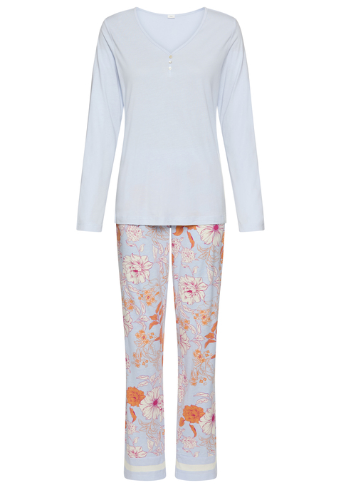 Bild: Schlafanzug von s.Oliver: Pyjama von s.Oliver. Langarmshirt mit Zierknopfleiste. Schön geformter Rundhalsausschnitt. Elastischer Gummibund. 2 Praktische Eingriffstaschen. Single Jersey Qualität aus Baumwollimschung.