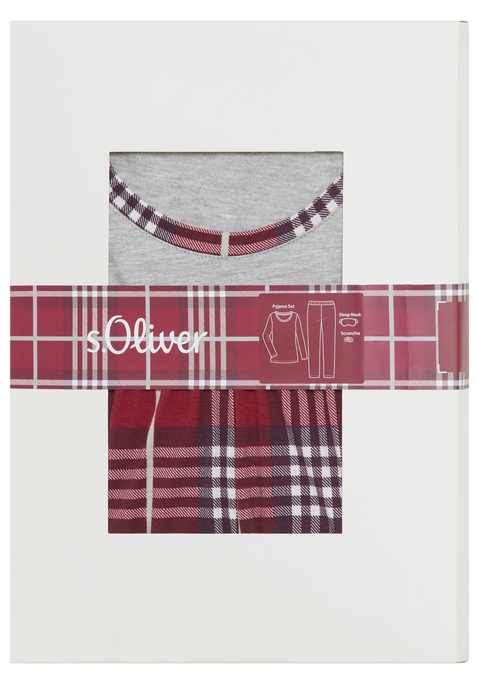 Bild: Schlafanzug von s.Oliver: <h3>Der perfekte Schlafanzug für entspannte Nächte</h3>
<p>
Das stilvolle Pyjama-Set von <strong>s.Oliver</strong> wird in einer eleganten Geschenkbox geliefert. Es ist nicht nur ein echter Hingucker, sondern bietet auch ein komplettes Paket mit einer Schlafmaske und einem praktischen Scrunchie. Die Kombination aus kariertem Design und kontrastfarbenen Details macht dieses Schlafoutfit zu etwas ganz Besonderem, das sich hervorragend als Geschenk eignet oder um sich selbst eine Freude zu bereiten.
</p>

<h4>Bequeme Passform und hohe Funktionalität</h4>
<p>
Das Pyjama-Oberteil mit langen Ärmeln und einem klassischen Rundhalsausschnitt sorgt für hohen Tragekomfort. Die lange Hose mit elastischem Bund passt sich optimal der Figur an und bietet Bewegungsfreiheit, während die weiche Qualität für ein angenehmes Hautgefühl sorgt. Die Pflege ist unkompliziert, da das Set problemlos in der Maschine gewaschen werden kann, sodass mehr Zeit für Entspannung bleibt.
</p>

<h4>Vielseitige Kombinationen für jeden Anlass</h4>
<p>
Dieser Schlafanzug eignet sich nicht nur für eine erholsame Nacht, sondern kann auch perfekt für entspannte Tage zu Hause getragen werden. Mit bequemen Hausschuhen oder Socken kombiniert, entsteht ein lässiger Look. Auch beim gemütlichen Filmabend oder beim Lesen eines Buches auf der Couch ist dieses Set die ideale Wahl.
</p>
<p>
Komfort und Eleganz – das Pyjama-Set von <strong>s.Oliver</strong>
</p>