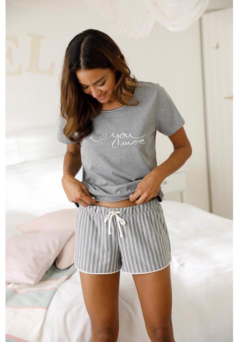 Bild: Shorty von s.Oliver: Kurzarmshirt mit Frontdruck. Shorts mit Kontrastpaspel am Beinsaum. Elastischer Tunnelzugbund mit Bindeband.  Weich fließende Qualität. Shirt aus 50% Baumwolle, 50% Viskose. Shorts aus 40% Baumwolle, 40% Viskose und 20% Polyester.
