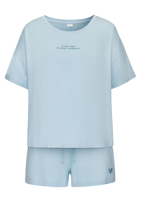 Bild: Shorty von s.Oliver: Lässiger Shorty von s.Oliver. T-Shirt mit kleinem Front-Print. Shorts mit elastischem Gummizug. Angenehm weiche Viskosemischung für hohen Tragekomfort.
