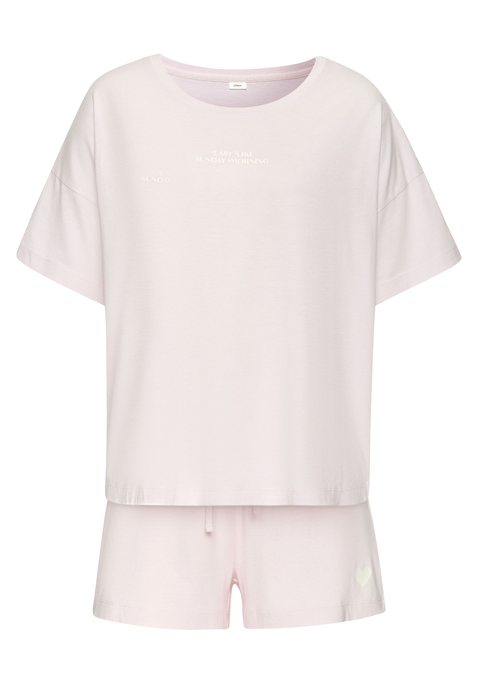 Bild: Shorty von s.Oliver: Lässiger Shorty von s.Oliver. T-Shirt mit kleinem Front-Print. Shorts mit elastischem Gummizug. Angenehm weiche Viskosemischung für hohen Tragekomfort.