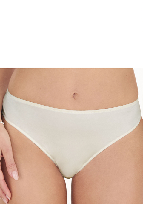 Bild: Slip von s.Oliver: Modischer Slip in klassischer Schnittform. Aus weichem Microtouch-Material und feiner, graphischer Spitze. Mit einem hübschen Netzeinsatz in der hinteren Mitte. Mit eingearbeitetem Baumwollzwickel. Passende BHs aus der gleichen Serie erhältlich. Aus 79% Polyamid, 21% Elasthan.