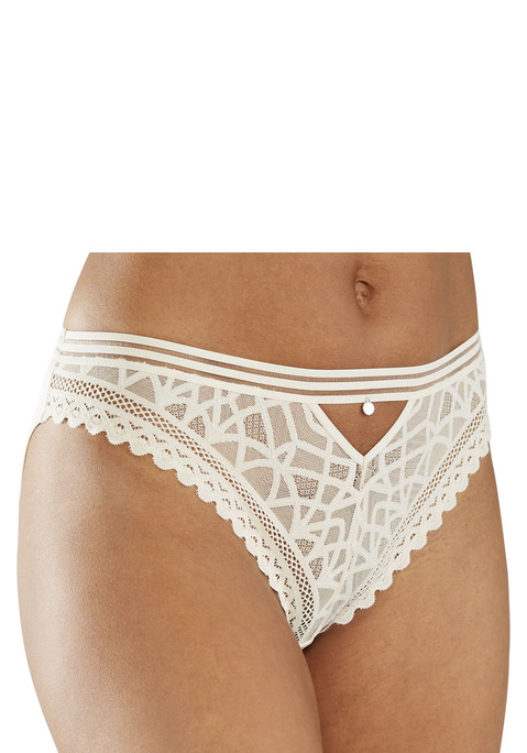 Bild: Slip von s.Oliver: Femininer Slip in klassischer Schnittführung. Rundherum aus weichem Microtouch-Material. Mit modischem Accessoire in der vorderen Mitte. Mit eingearbeitetem Baumwollzwickel. Passender BH aus der gleichen Serie erhältlich. Obermaterial: 88% Polyamid, 12% Elasthan.