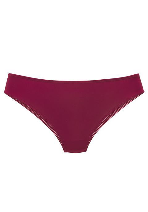 Bild: Slip von s.Oliver: Modischer Slip in klassischer Schnittform. Aus weichem Microtouch-Material und feiner, graphischer Spitze. Mit einem hübschen Netzeinsatz in der hinteren Mitte. Mit eingearbeitetem Baumwollzwickel. Passende BHs aus der gleichen Serie erhältlich. Aus 79% Polyamid, 21% Elasthan.