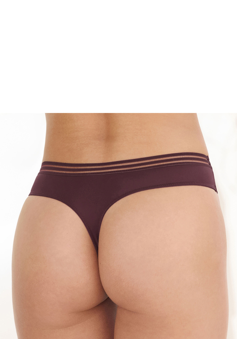 Bild: String von s.Oliver: Femininer String mit graphischen, dezent transparenten Spitzeneinsätzen. Aus weichem Microtouch-Material. Mit modischem Accessoire in der vorderen Mitte. Mit eingearbeitetem Baumwollzwickel. Passende BHs aus der gleichen Serie erhältlich.