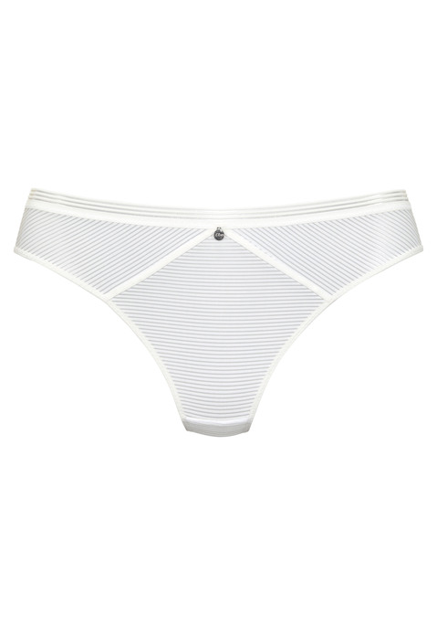 Bild: String von s.Oliver: Modischer String aus angenehm weichen Soft-Mesh. Mit schmalem Bund in Streifen-Optik. Modisches Metallaccessoire in der vorderen Mitte. Mit eingearbeitetem Baumwollzwickel. Mit passenden  BH's aus der gleichen Serie erhältlich. Obermaterial: 87% Polyamid, 13% Elasthan.