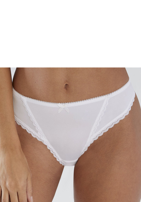 Bild: String von s.Oliver: Klassischer String aus angenehm weichem Material-Mix. Spitzenborten entlang des Bunds und Beinausschnitten. Feine Zierschleife in der vorderen Mitte. Passende BH's aus der gleichen Serie erhältlich. Mit eingearbeitetem Baumwollzwickel. Obermaterial: 85% Polyamid, 15% Elasthan.