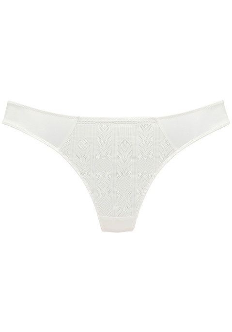 Bild: String von s.Oliver: Modischer String mit edlem Ringdetail in der hinteren Mitte. Aus weichem Microtouch-Material und feiner, graphischer Spitze. Vorn mit blickdicht unterlegter Spitze. Mit eingearbeitetem Baumwollzwickel. Passende Unterteile aus der gleichen Serie erhältlich. Aus 79% Polyamid, 21% Elasthan.