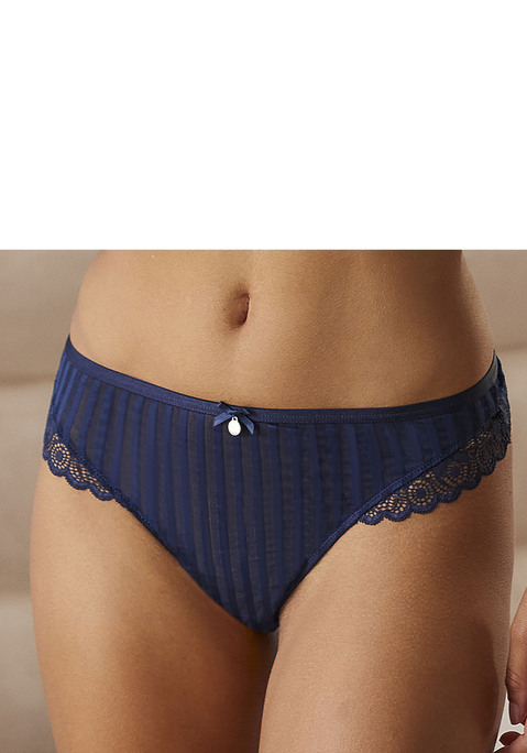 Bild: String von s.Oliver: String in modischer Streifenoptik von s.Oliver. Seitliche Spitzeneinsätze in blumiger Optik. Mit Baumwollzwickel. Aus 78% Polyester, 14% Polyamid, 8% Elasthan.