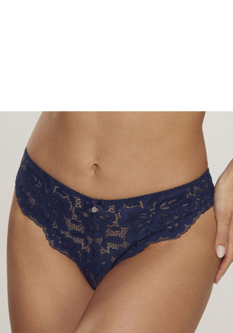 Bild: String von s.Oliver: Femininer String in leicht transparenter Optik. Rundherum aus feiner, floraler Spitze gefertigt. Mit feiner Zierschleife und Metallaccessoire in der vorderen Mitte. Passende BH's aus der gleichen Serie erhältlich. Mit eingearbeitetem Baumwollzwickel. Obermaterial: 90% Polyamid, 10% Elasthan.