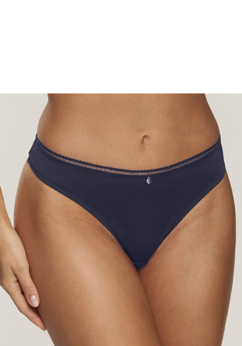 Bild: String von s.Oliver: Verführerischer String von s.Oliver. Aus feiner Spitze und weichem Microtouch-Material. Mit zartem Accessoire in der vorderen Mitte. Mit eingearbeitetem Baumwollzwickel. Passende BHs aus der gleichen Serie erhältlich. Obermaterial: 81% Polyamid, 19% Elasthan.