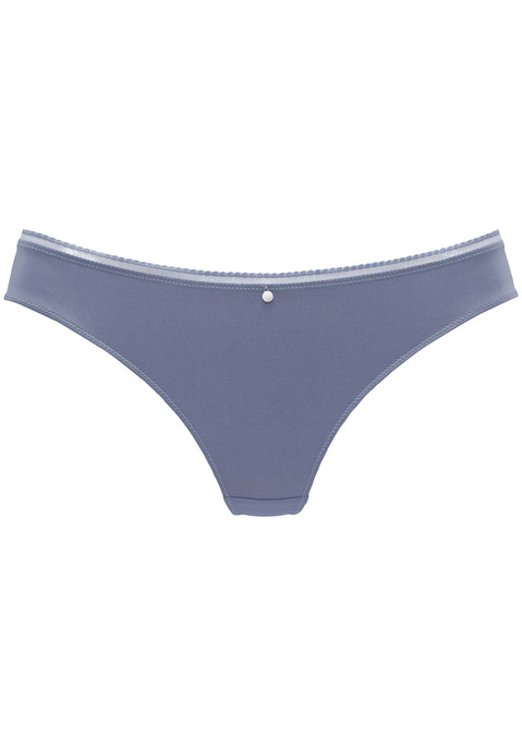 Bild: String von s.Oliver: Verführerischer String von s.Oliver. Aus feiner Spitze und weichem Microtouch-Material. Mit zartem Accessoire in der vorderen Mitte. Mit eingearbeitetem Baumwollzwickel. Passende BHs aus der gleichen Serie erhältlich. Obermaterial: 81% Polyamid, 19% Elasthan.