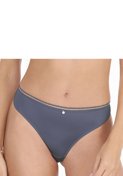 Bild: String von s.Oliver: Verführerischer String von s.Oliver. Aus feiner Spitze und weichem Microtouch-Material. Mit zartem Accessoire in der vorderen Mitte. Mit eingearbeitetem Baumwollzwickel. Passende BHs aus der gleichen Serie erhältlich. Obermaterial: 81% Polyamid, 19% Elasthan.