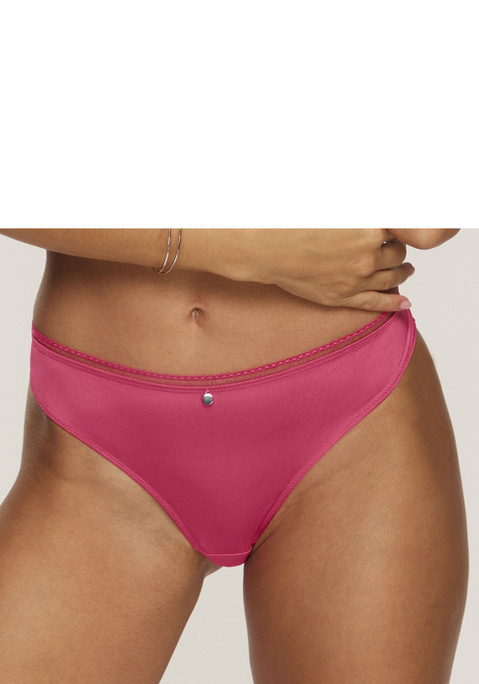 Bild: String von s.Oliver: Verführerischer String von s.Oliver. Aus feiner Spitze und weichem Microtouch-Material. Mit zartem Accessoire in der vorderen Mitte. Mit eingearbeitetem Baumwollzwickel. Passende BHs aus der gleichen Serie erhältlich. Obermaterial: 81% Polyamid, 19% Elasthan.