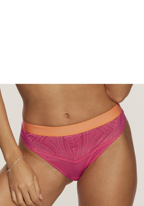 Bild: String von s.Oliver: Hübscher String mit hohen Beinausschnitten. Modischer Bund für einen tollen Halt. Aus graphischer Spitze und Microtouch-Material. Mit eingearbeitetem Baumwollzwickel. Passende BHs aus der gleichen Serie erhältlich. Obermaterial: 87% Polyamid, 13% Elasthan.