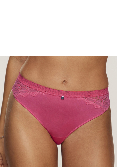 Bild: String von s.Oliver: Traumhafter String mit hübschen Spitzenbund. Aus weichem Microtouch-Material und graphischer, transparenter Spitze. Mit feinem Accessoire in der vorderen Mitte. Mit eingearbeitetem Baumwollzwickel. Passender BH aus der gleichen Serie erhältlich. Obermaterial: 86% Polyamid, 14% Elasthan.