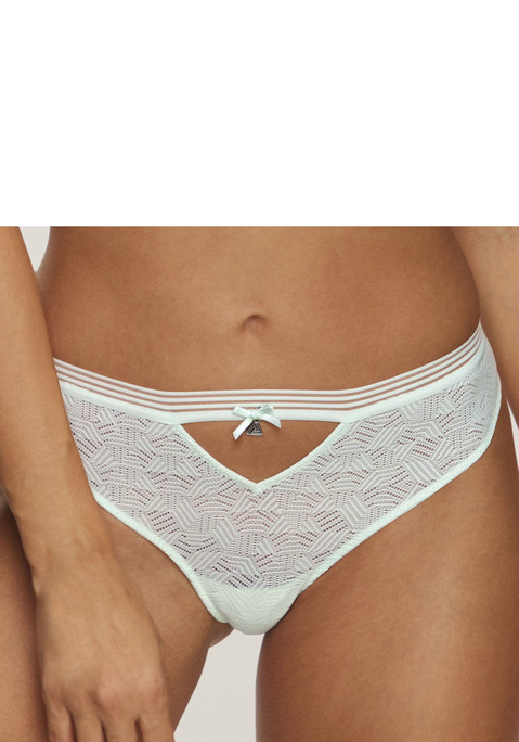 Bild: String von s.Oliver: Modischer String mit verführerischem Cut-Out vorne mittig. Aus extraflacher Spitze und dezent transparentem Soft-Mesh. Mit feiner Zierschleife und schickem Accessoire in der vorderen Mitte. Mit eingearbeitetem Baumwollzwickel. Passender BH aus der gleichen Serie erhältlich. Aus 82% Polyamid, 18% Elasthan.