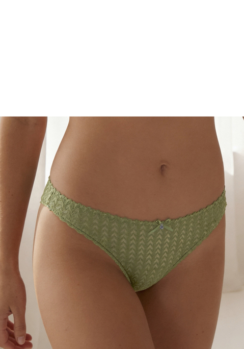 Bild: String von s.Oliver: Femininer String mit feiner Zierschleife und Glitzeraccessoire vorne mittig. Rundum aus feiner Spitze in dezent transparenter Optik. Mit hübschem Spitzenband an den Beinausschnitten. Mit eingearbeitetem Baumwollzwickel. Passender BH aus der gleichen Serie erhältlich. Aus 90% Polyamid, 10% Elasthan.