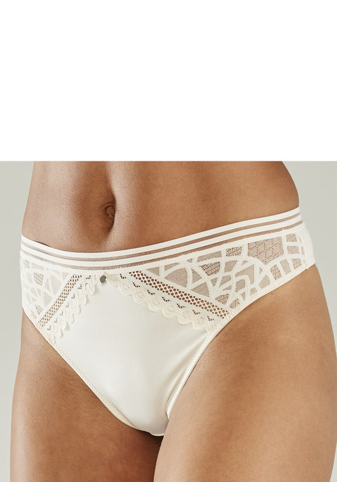 Bild: String von s.Oliver: Femininer String mit graphischen, dezent transparenten Spitzeneinsätzen. Aus weichem Microtouch-Material. Mit modischem Accessoire in der vorderen Mitte. Mit eingearbeitetem Baumwollzwickel. Passende BHs aus der gleichen Serie erhältlich.