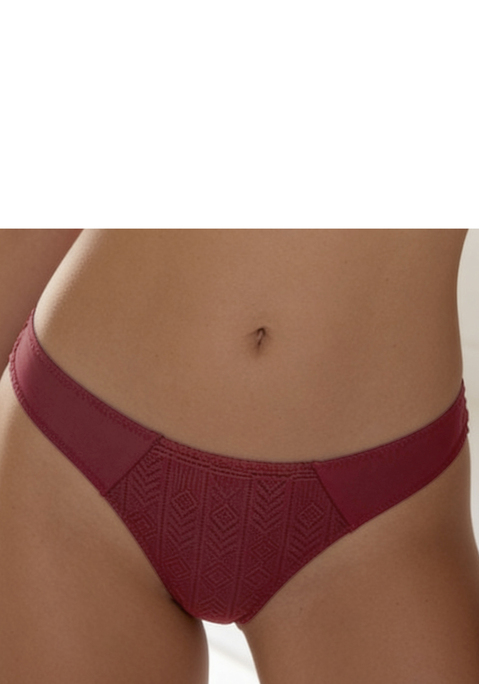Bild: String von s.Oliver: Modischer String mit edlem Ringdetail in der hinteren Mitte. Aus weichem Microtouch-Material und feiner, graphischer Spitze. Vorn mit blickdicht unterlegter Spitze. Mit eingearbeitetem Baumwollzwickel. Passende Unterteile aus der gleichen Serie erhältlich. Aus 79% Polyamid, 21% Elasthan.