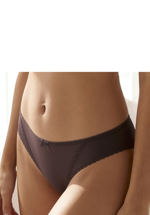 Bild: String von s.Oliver: Klassischer String aus angenehm weichem Material-Mix. Spitzenborten entlang des Bunds und Beinausschnitten. Feine Zierschleife in der vorderen Mitte. Passende BH's aus der gleichen Serie erhältlich. Mit eingearbeitetem Baumwollzwickel. Obermaterial: 85% Polyamid, 15% Elasthan.