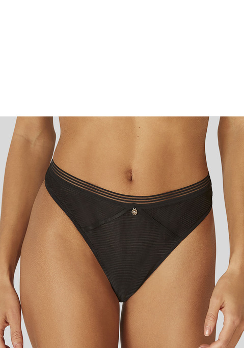 Bild: String von s.Oliver: Modischer String aus angenehm weichen Soft-Mesh. Mit schmalem Bund in Streifen-Optik. Modisches Metallaccessoire in der vorderen Mitte. Mit eingearbeitetem Baumwollzwickel. Mit passenden  BH's aus der gleichen Serie erhältlich. Obermaterial: 87% Polyamid, 13% Elasthan.