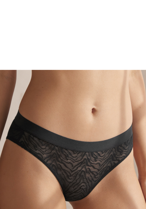 Bild: String von s.Oliver: Modischer String. Rundherum aus weicher, flacher Spitze mit dezentem Muster. Mit elastischem Bund. Mit eingearbeitetem Baumwollzwickel. Passender BH erhältlich, um dein Wäsche-Set zu vervollständigen. Aus 70% Polyamid, 30% Elasthan.